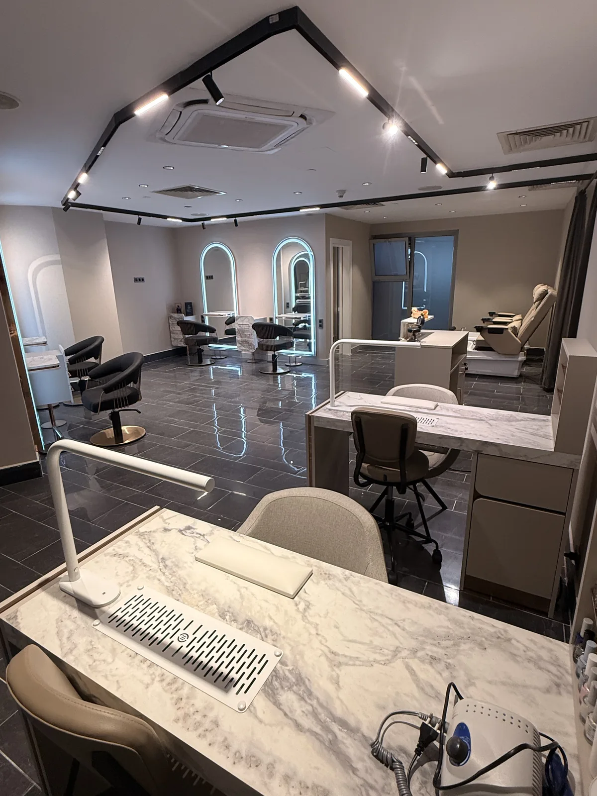 Élite Coiffeur Taksim el ve ayak bakımı istasyonları