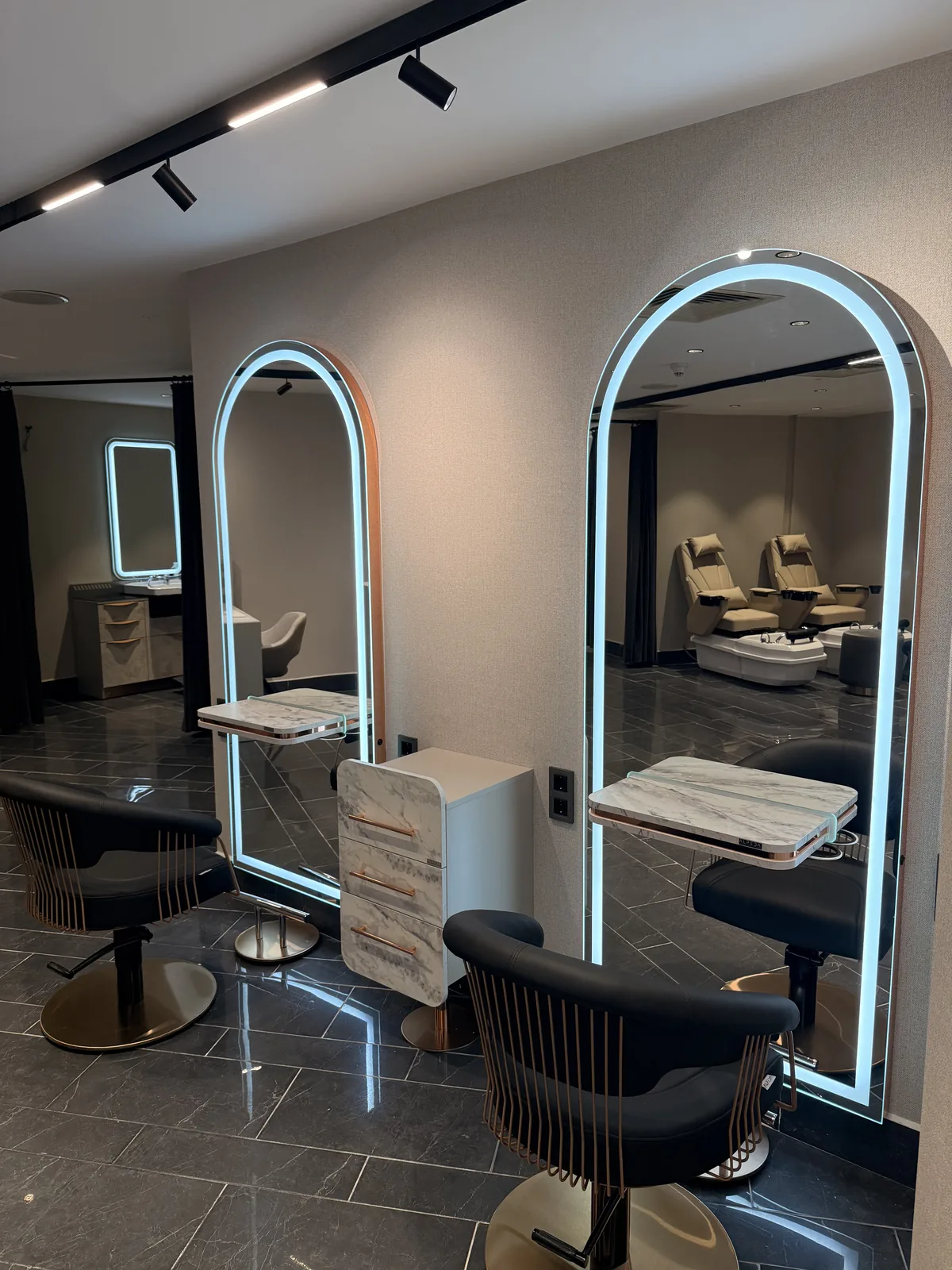 Élite Coiffeur Taksim gelin saçı — zarif styling istasyonu ve ışıklı ayna