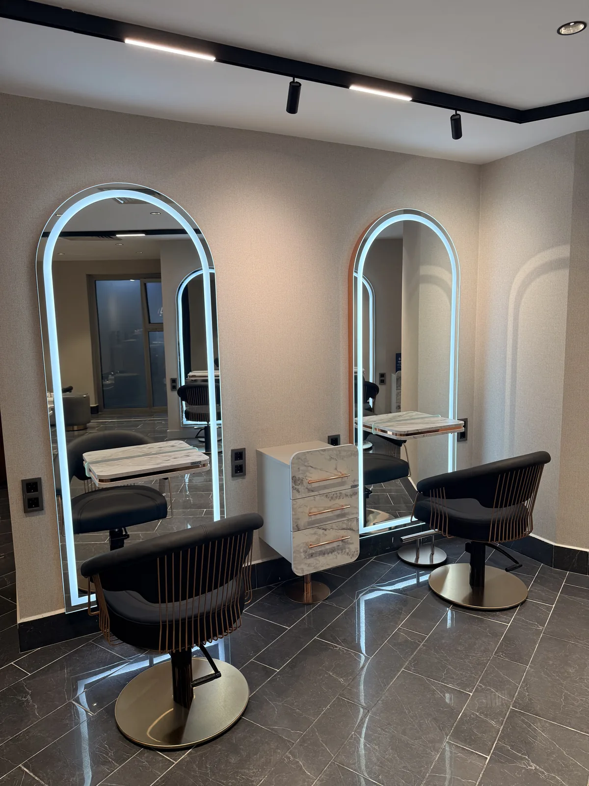 Élite Coiffeur Taksim saç kesimi — profesyonel styling koltuğu ve ayna