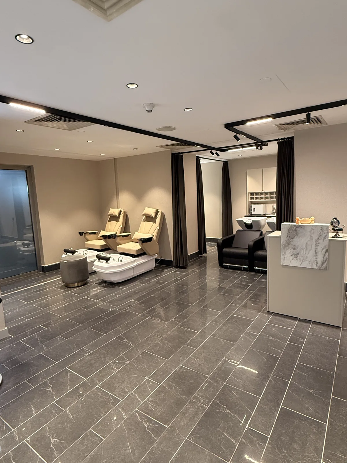 Élite Coiffeur Taksim salon genel görünümü — The Marmara Taksim oteli