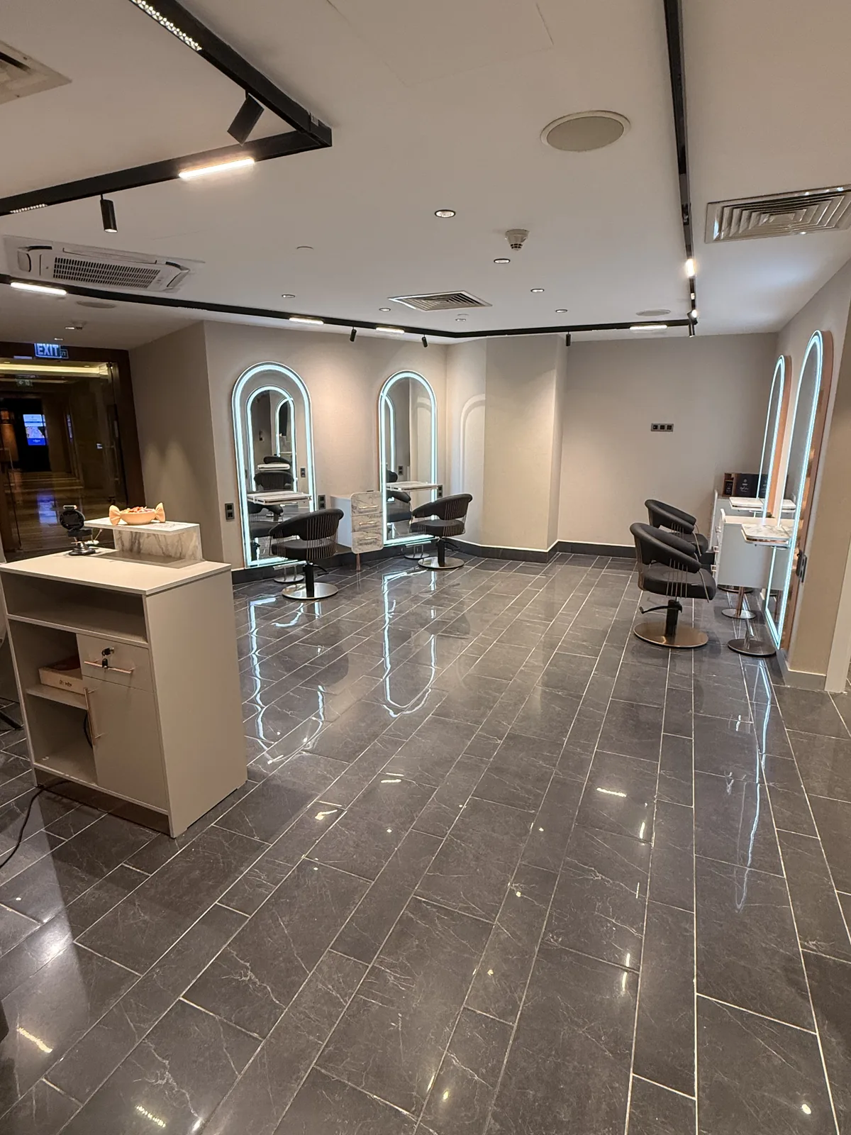 Élite Coiffeur Taksim salon saç styling alanı