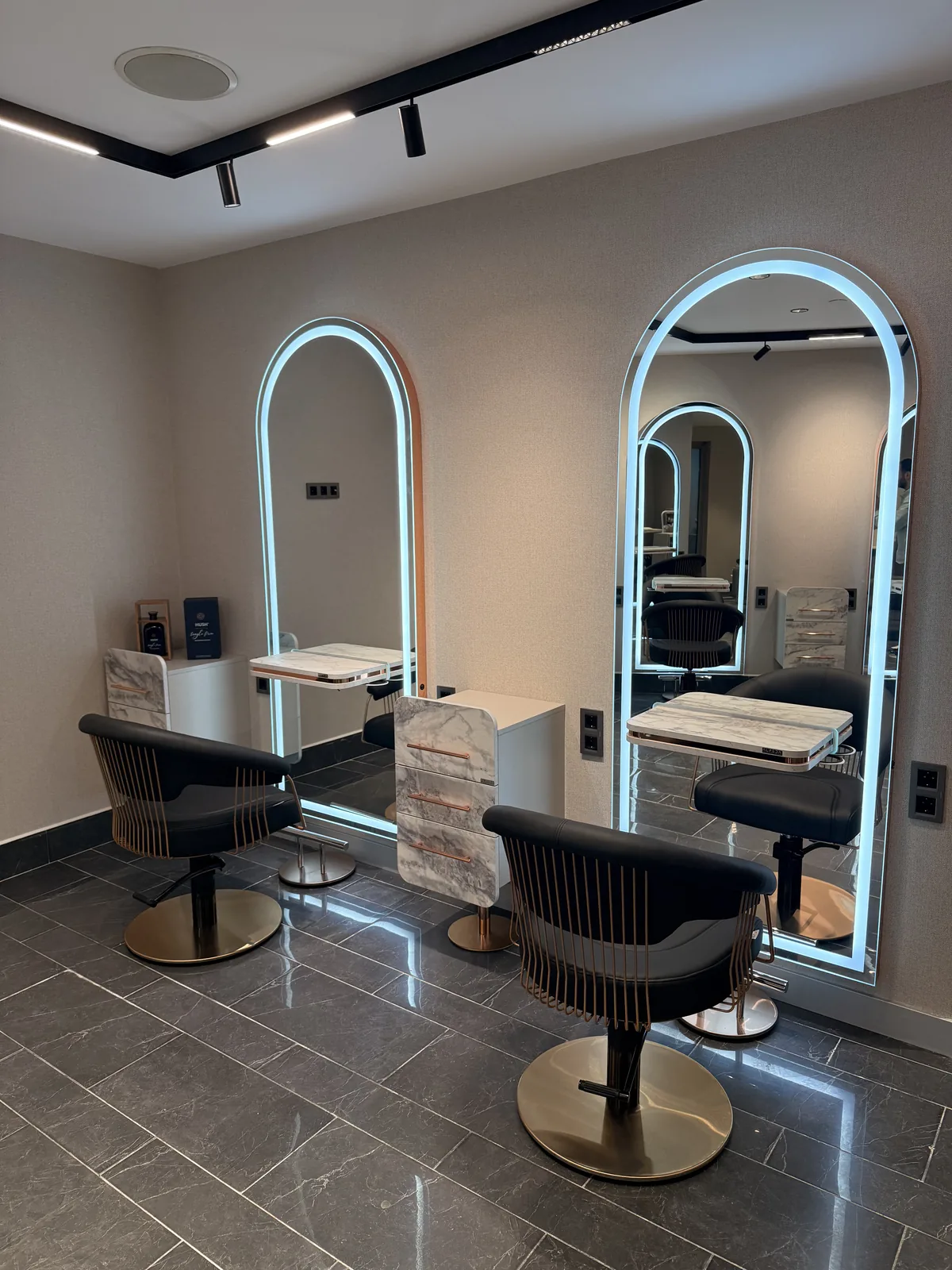 Élite Coiffeur Taksim kemerli aynalı saç styling köşesi