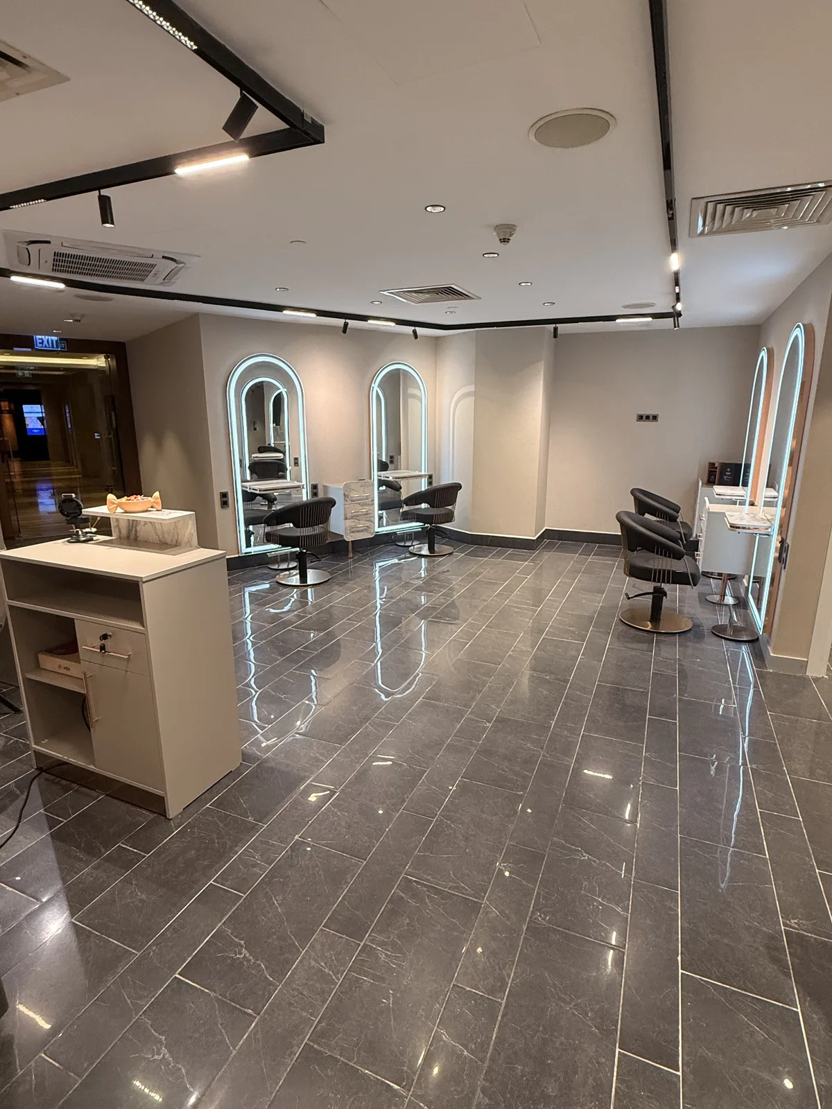Élite Coiffeur Taksim salon genel görünümü — The Marmara Taksim oteli